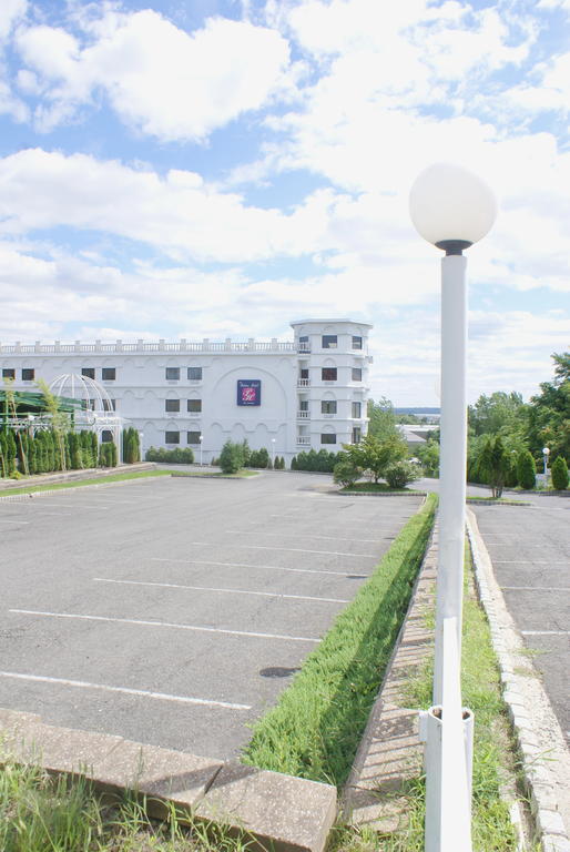 Raritan Hotel Edison Exterior foto